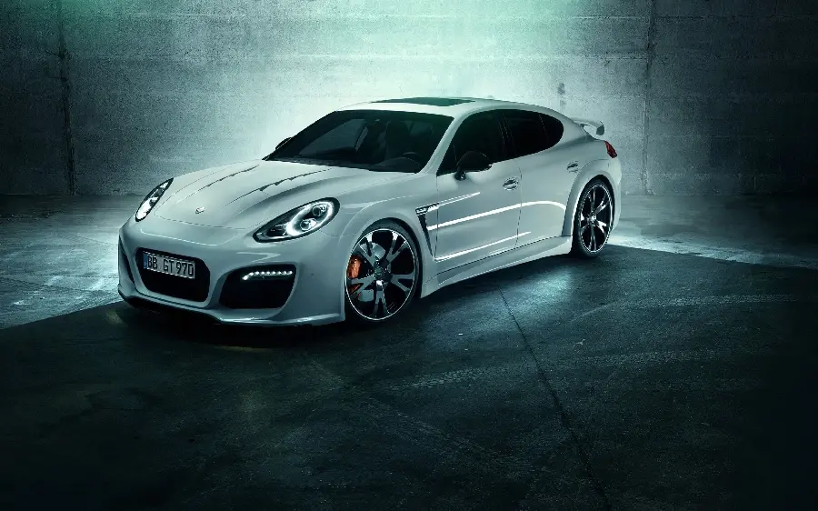 Photo of the Porsche Panamera for the highlight cover and Instagram story