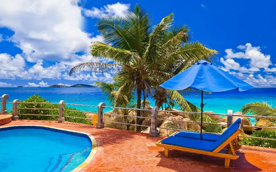 Photo of a beautiful landscape of Seaside with beautiful trees and fragrant weather