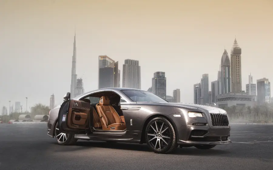 4k wallpaper of a luxurious and cool Rolls Royce car for mobile phones