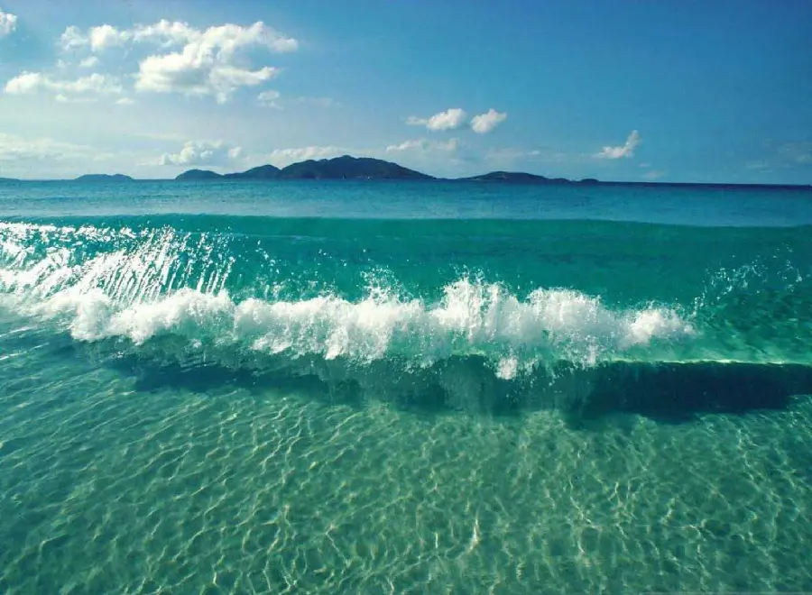Download a dreamy photo of clear and blue ocean waves from a close angle for Windows 11 wallpaper