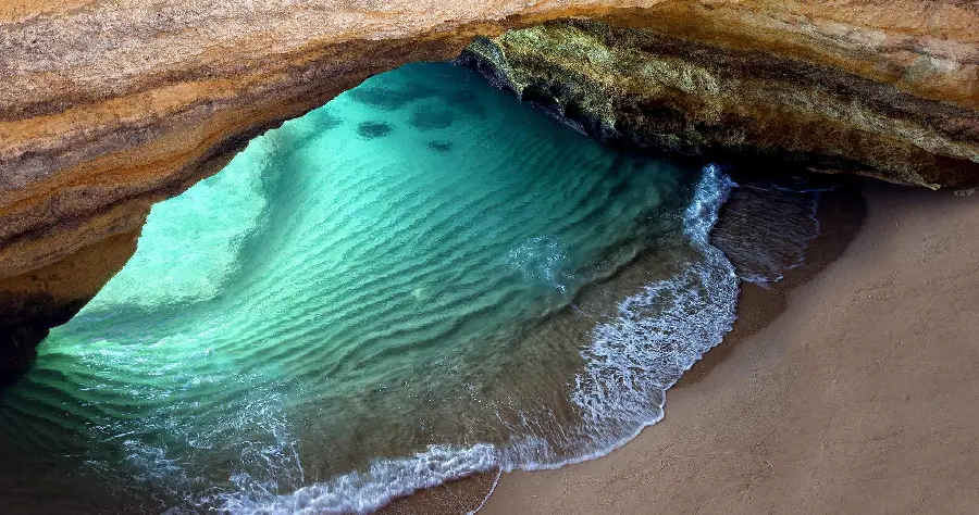 Download a very beautiful image of turquoise ocean waves in high quality