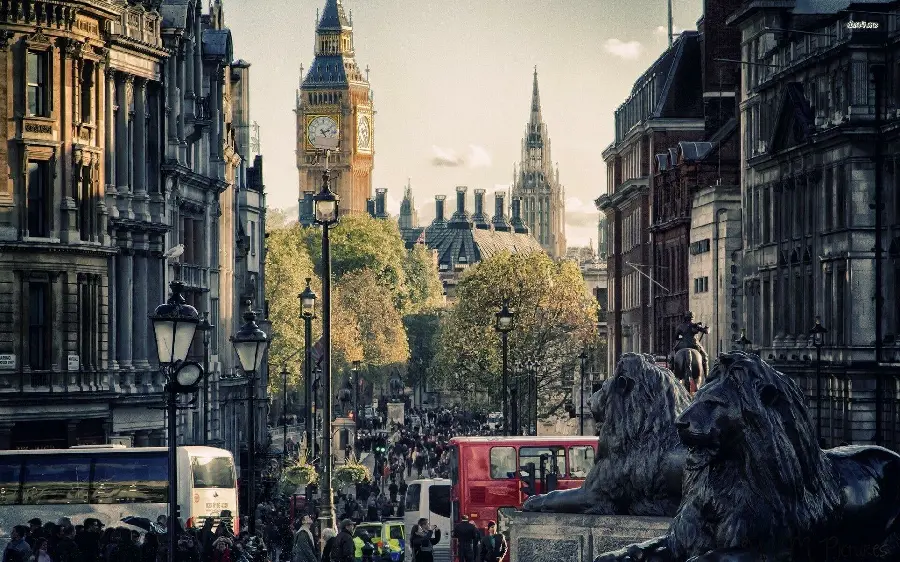 Photo of a busy street and sidewalks full of people in London