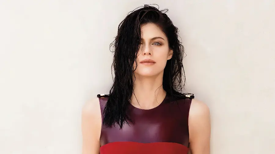 New photo of Alexandra Daddario with long and wet hair