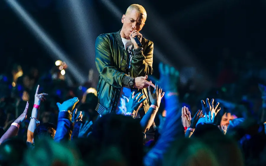 Photo of Eminem with short and yellow hair in a concert with good quality