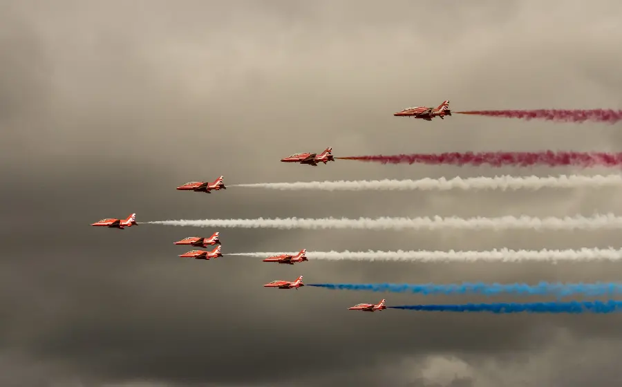 Download an interesting background of simultaneous flight of planes in the highest quality