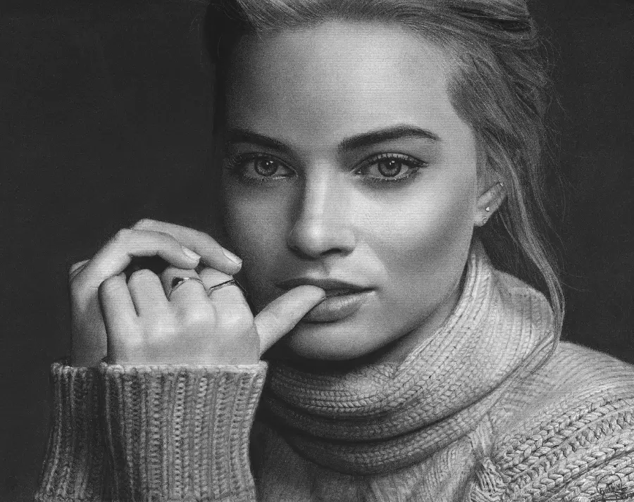Download black and white picture of Margot Robbie, a beautiful and attractive actress