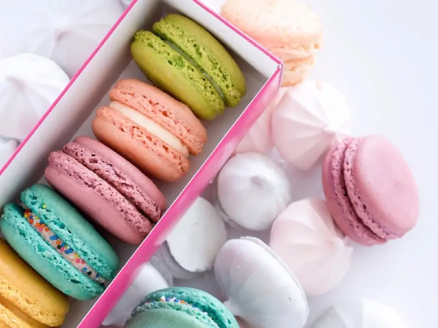 Photos of cute and delicious macarons in a beautiful box