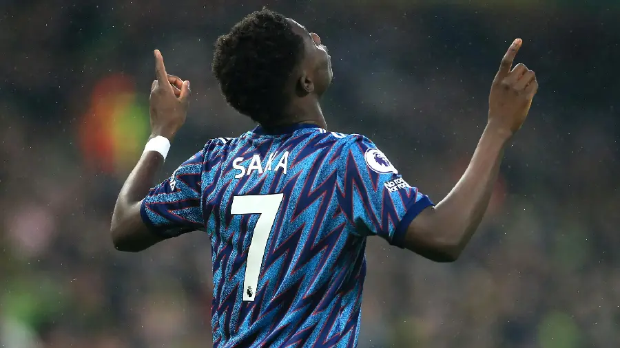 Bukayo Saka photo with number 7 in Arsenal kit