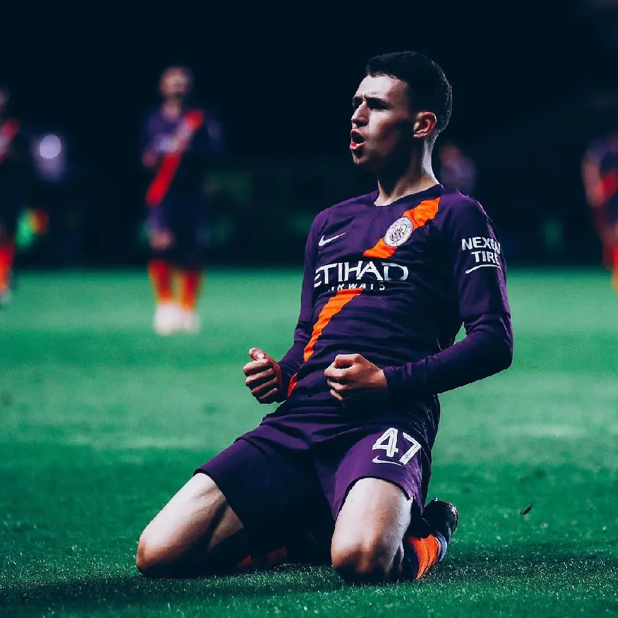 Attractive and stunning Phil Foden photo in Manchester City navy kit