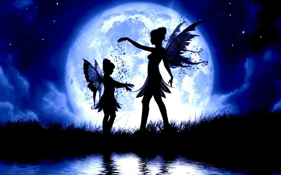 Photo of two small winged angels in the shadow of the moon and next to the grove