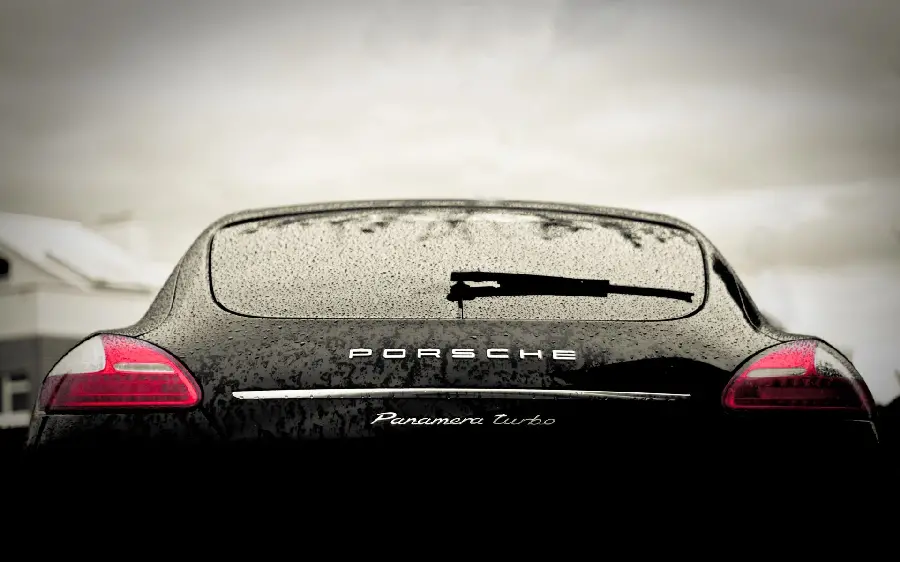 Photo of the rear view and back of the black Porsche Panamera car