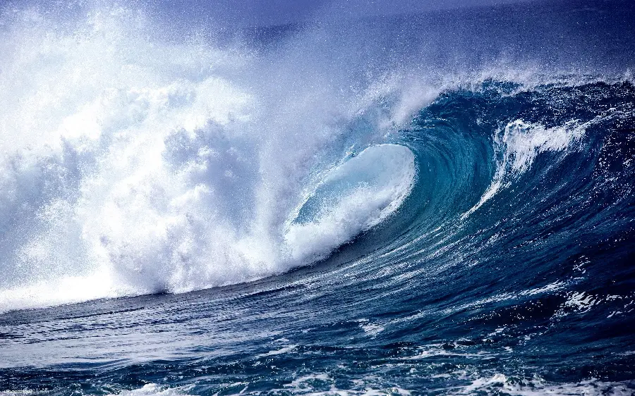Incredibly beautiful photos of roaring ocean waves
