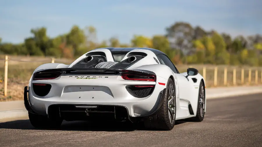 Photo of the back of the Porsche 918 car with beautiful lights