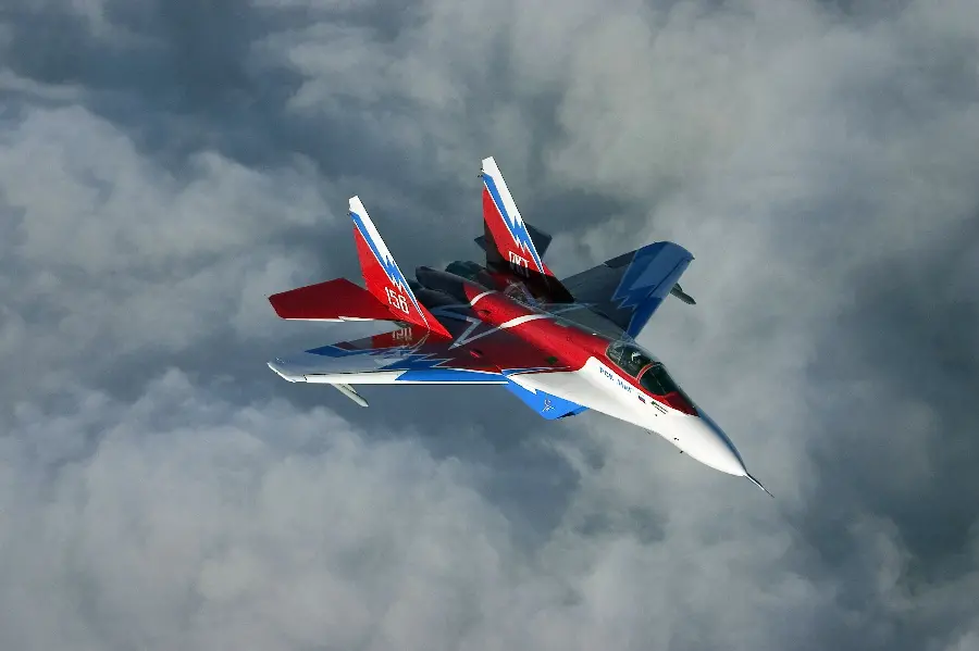 Download an exceptional background of fighter jets flying in the sky in Full HD quality