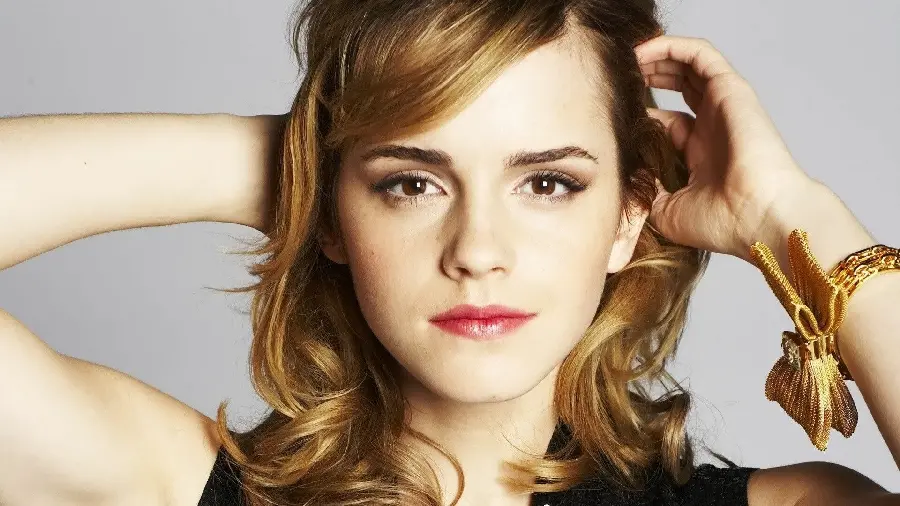 Emma Watson's attractive and young profile photo with brown hair and a beautiful face