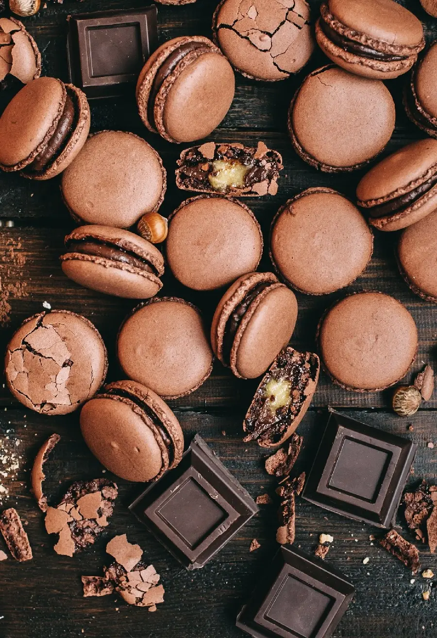 Beautiful download of chocolate-flavored macarons 