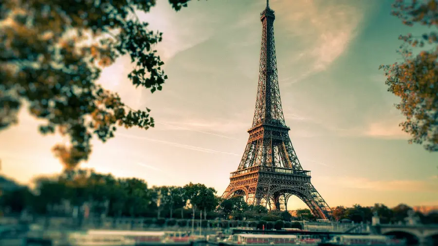 Photo of the Eiffel Tower in France for WhatsApp and Telegram
