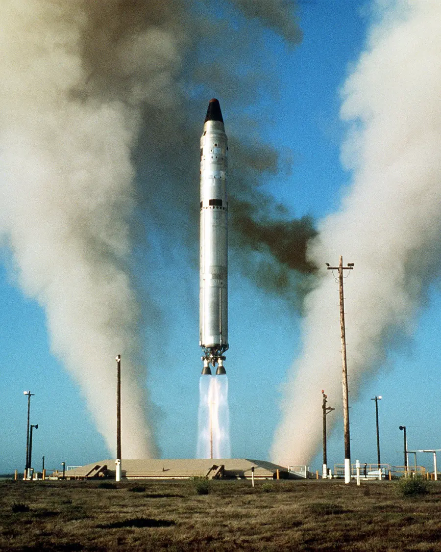 A spectacular photo of a missile launching into the sky for Android phone backgrounds