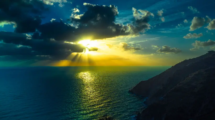 Download a computer background with a very interesting reflection of sunlight in the ocean at sunset