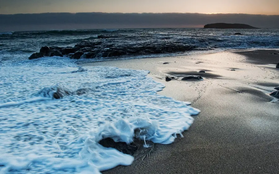 Ocean Waves Wallpaper on Sandy Beach in HD Quality