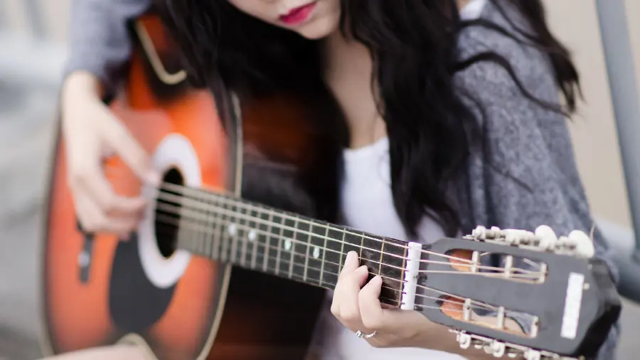 Download beautiful girl with guitar photo for mobile and Android phone wallpaper