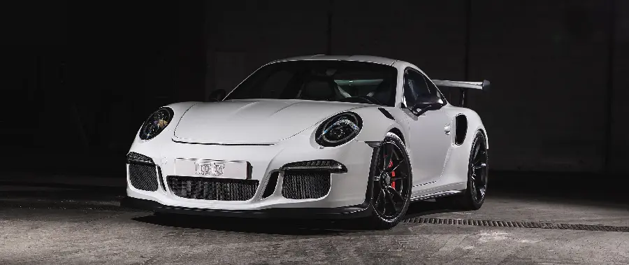 Photo of the Porsche 911 GT3 super sports car in attractive white