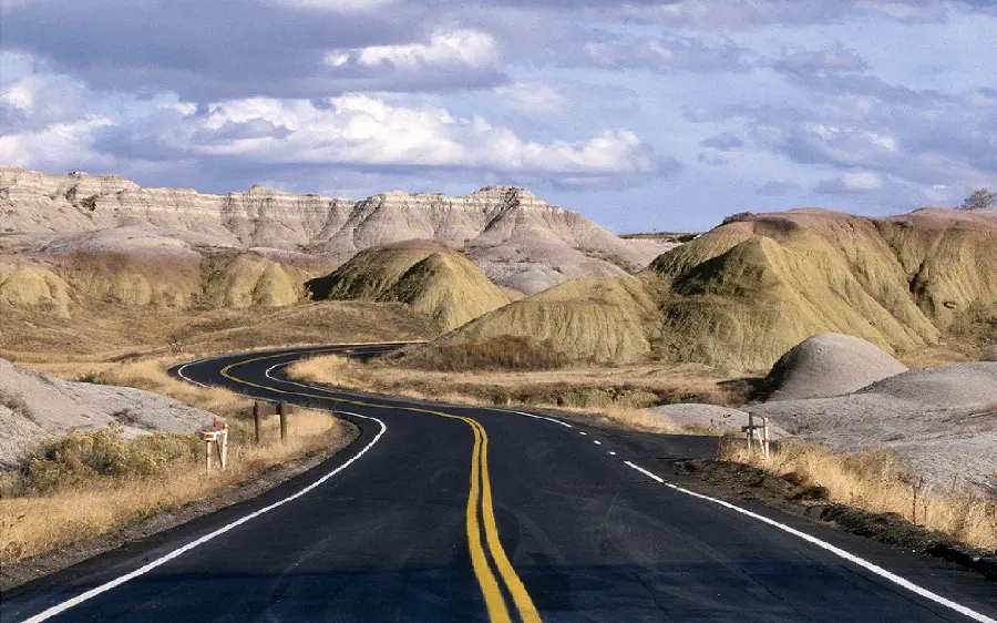 Download high-quality photo of a road in Badlands National Park
