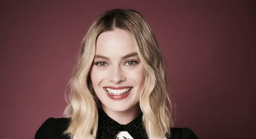 Download photo of Margot Robbie's smiling and attractive face