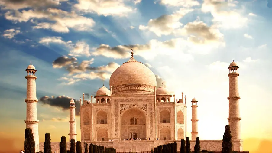 Beautiful and magnificent wallpaper of the Taj Mahal, a tomb and monument located in New Delhi, the capital of India