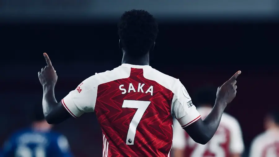 Bukayo Saka wallpaper with number 7 in Arsenal red kit