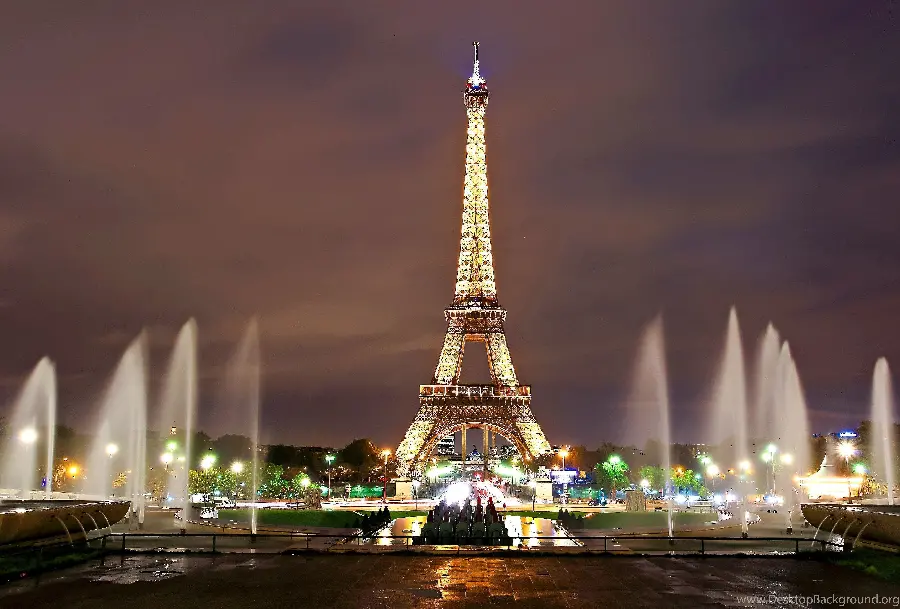 A beautiful and spectacular image of the Eiffel Tower, always beautiful and illuminated in the heart of darkness in Paris