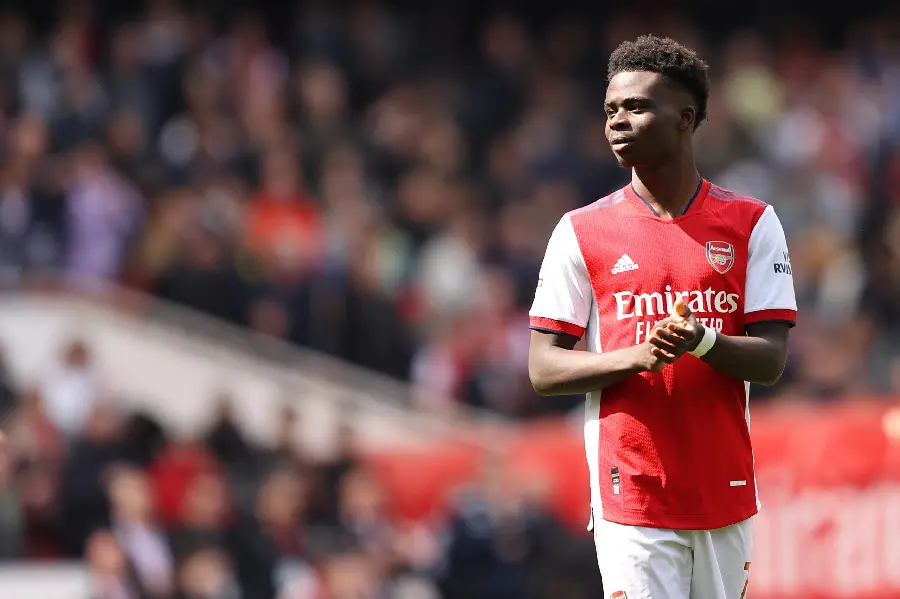 Bukayo Saka background photo in Arsenal red kit