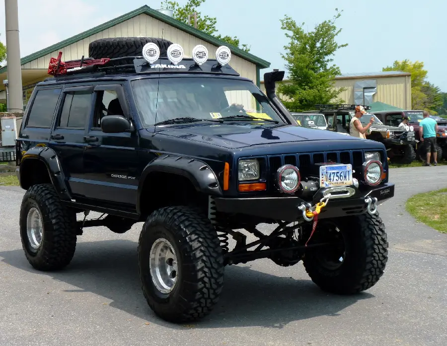 Download a profile photo of a sophisticated black jeep in excellent quality