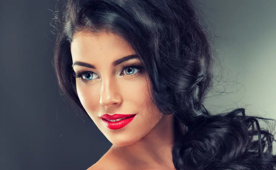 Sporty and luxurious girl profile photo with a beautiful girl design and green eyes