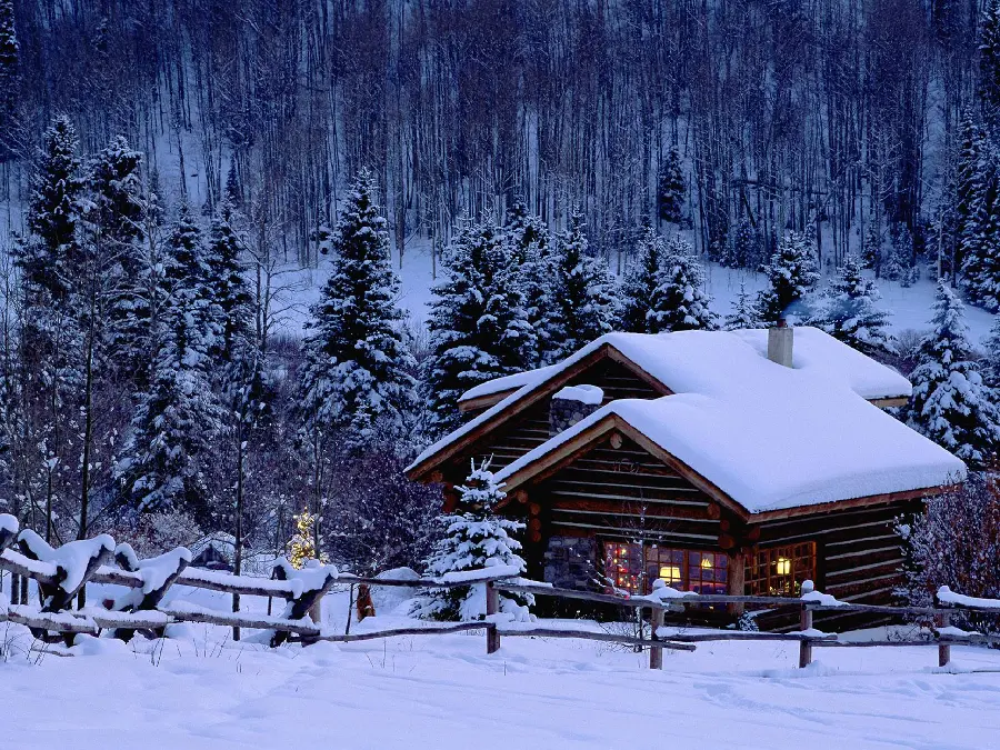 Photo of a beautiful and romantic cottage away from the hustle and bustle in winter for a girl's profile
