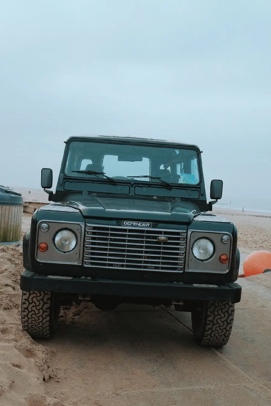 Download a spectacular image of a black Jeep from the front