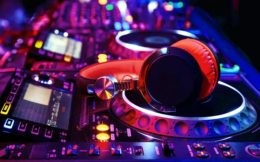 DJ device profile photo next to a cool and luxurious red headset