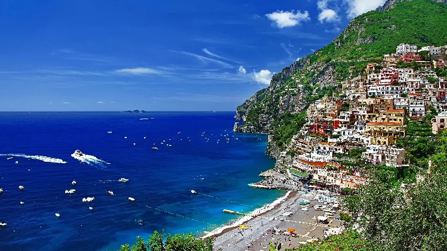 Download the attractive image of the ocean on the edge of a residential area for profiles and posts