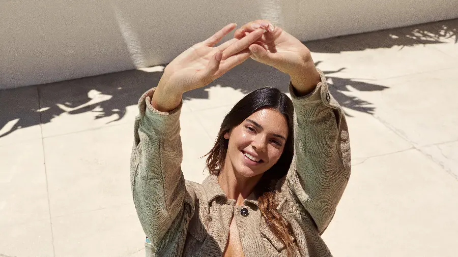 A photo of Kendall Jenner's smiling face and smile for a special and luxurious girly profile