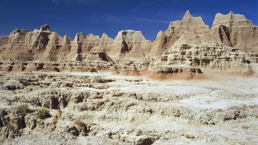 Photo of Badlands Park with white rocks and hills