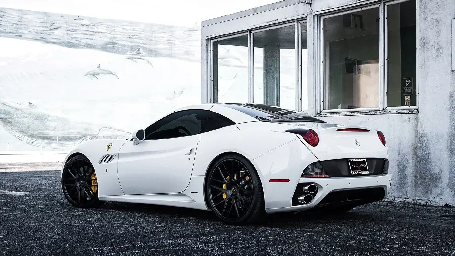 Photo of the latest cool model from the rear view of the white Ferrari California car