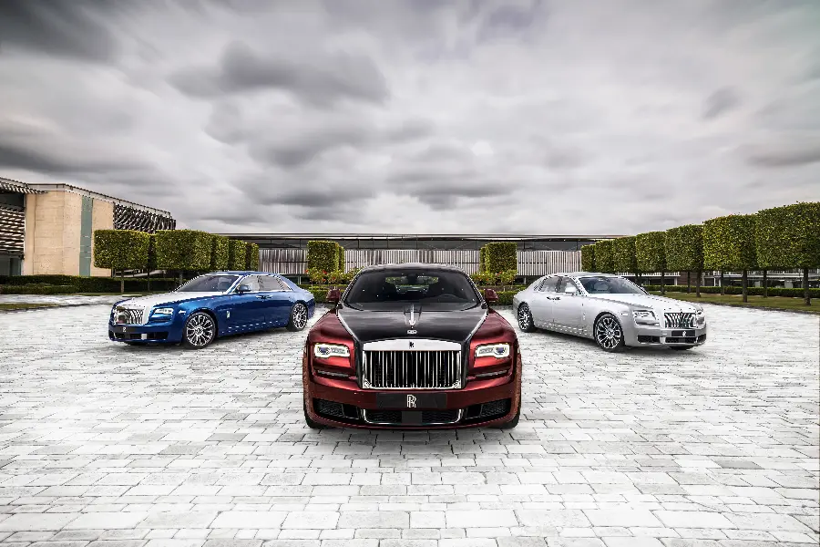 Download Rolls Royce car photo in three different designs and colors