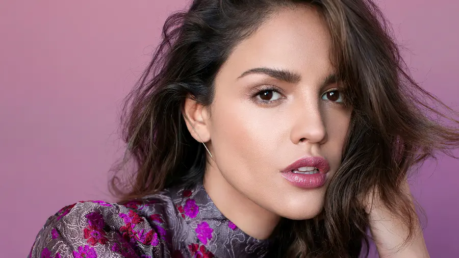Profile photo of Eiza Gonzalez with a cool and beautiful style for WhatsApp profile