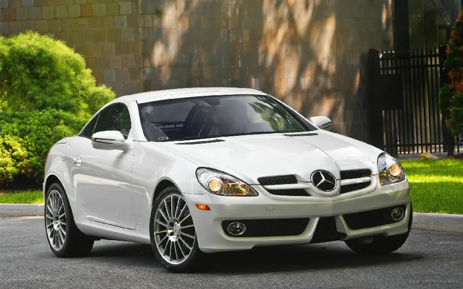 Wallpaper of a white Mercedes-Benz coupe