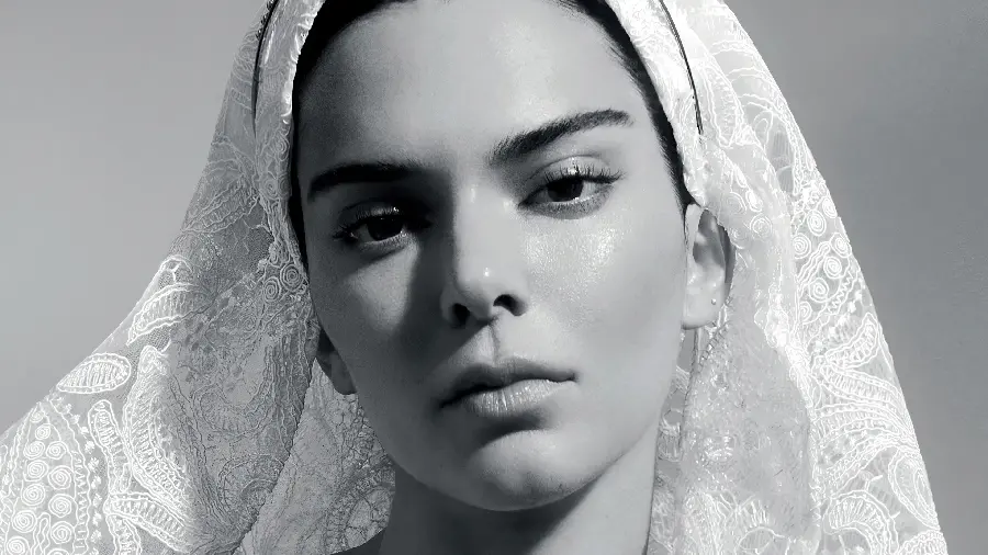 Simple and no makeup photo of Kendall Jenner
