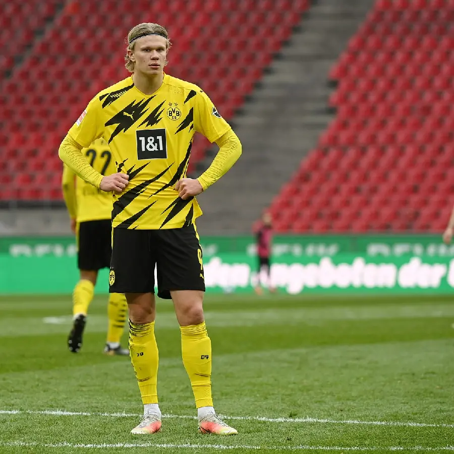 Serious Erling Haaland in Borussia Dortmund