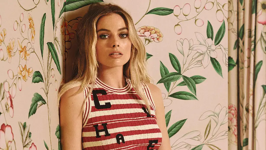Margot Robbie's photo with a special and attractive striped shirt