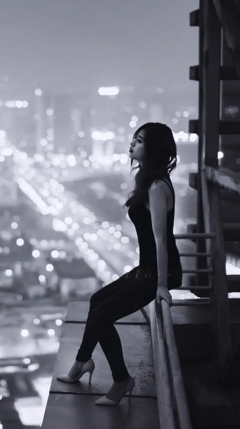 Download black and white profile of a girl alone watching the city