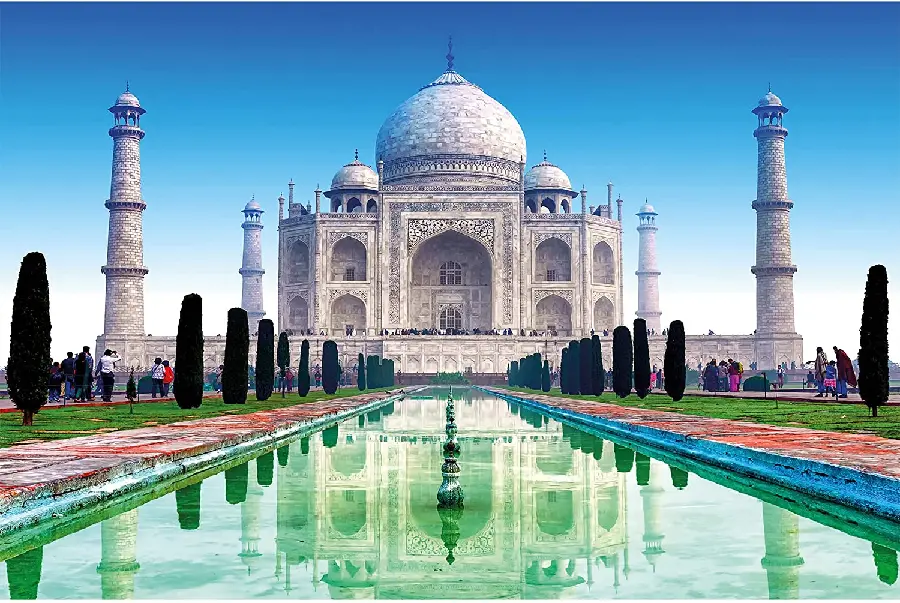 Photo of the Taj Mahal, the shining jewel of India