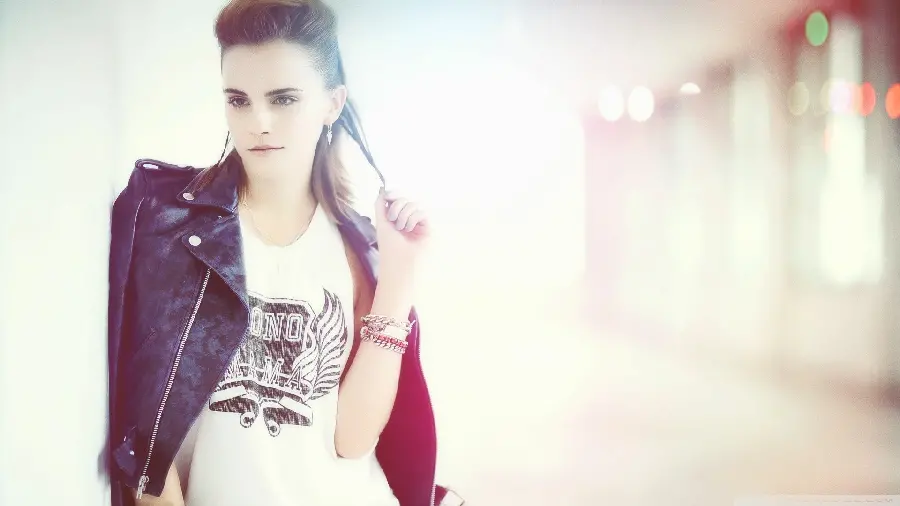 Background photo of Emma Watson with a sporty look and beautiful eyes